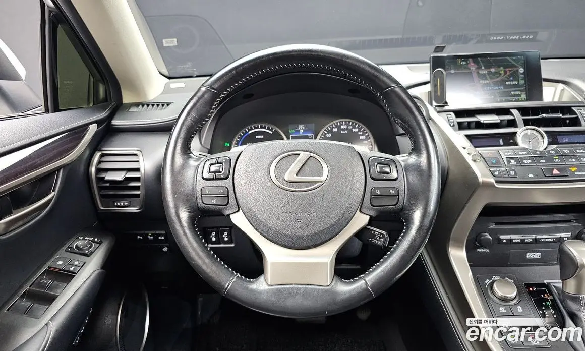 Lexus NX 2016 2.5 автомат (гидро), фото 12 Lexus NX 2016 2.5 автомат (гидро), фото 12