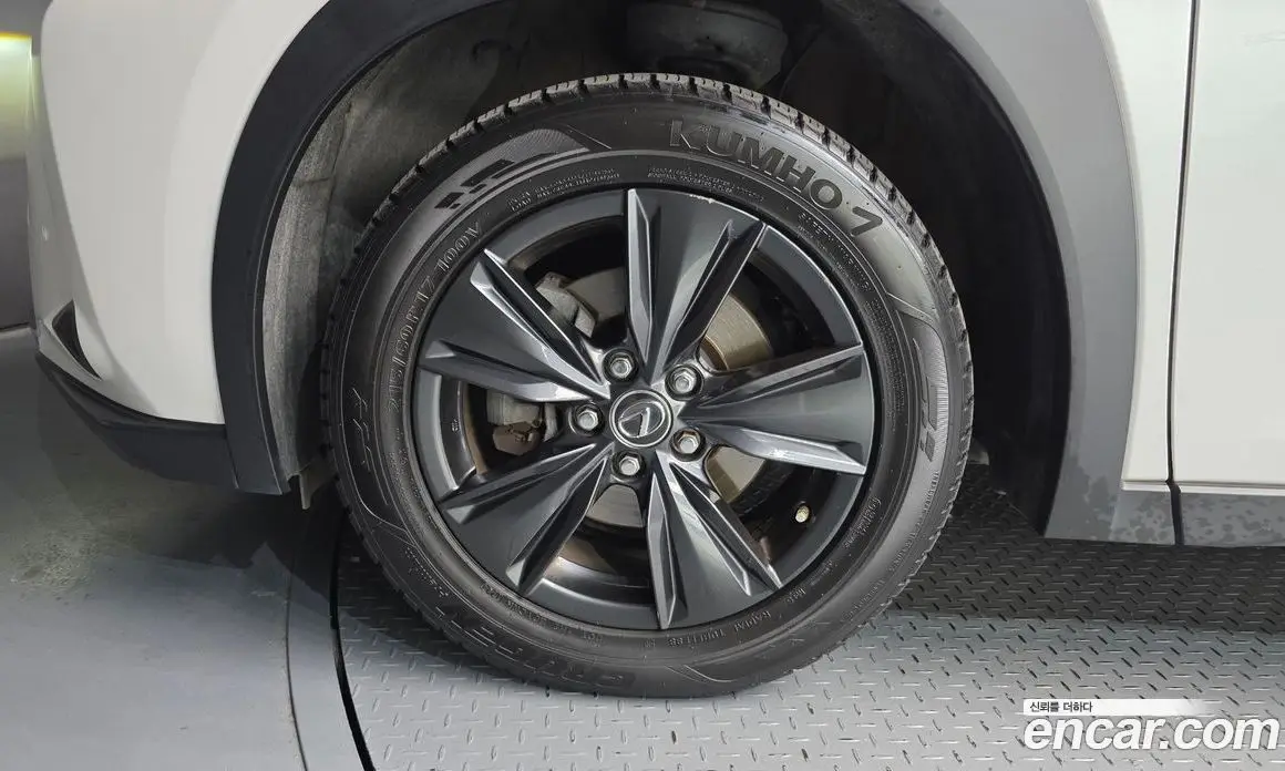 Lexus UX 2021 2.0 автомат (гидро), фото 5 Lexus UX 2021 2.0 автомат (гидро), фото 5