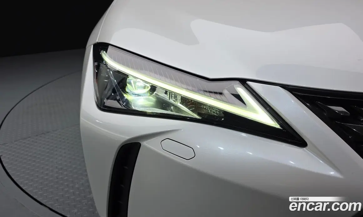 Lexus UX 2021 2.0 автомат (гидро), фото 8 Lexus UX 2021 2.0 автомат (гидро), фото 8
