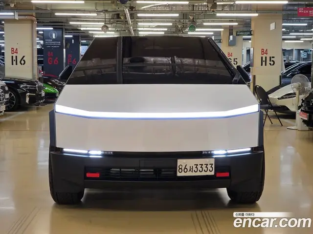 Tesla Cybertruck, 2025, 12 000 км Tesla Cybertruck, 2025, 12 000 км