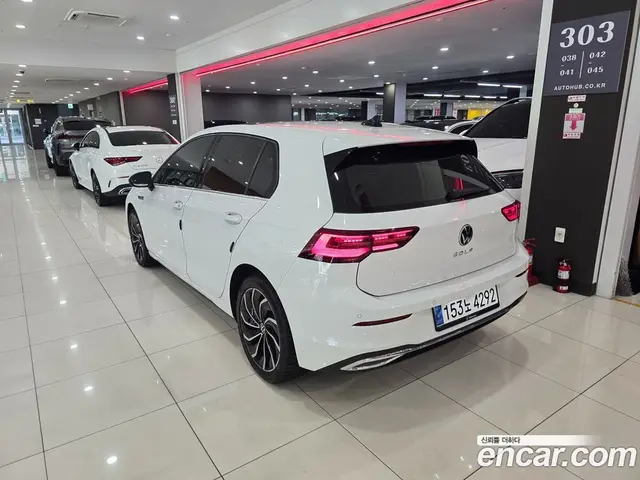 Volkswagen Golf 2023 2.0 автомат (гидро), миниатюра 2
