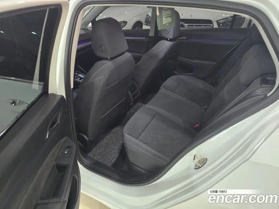 Volkswagen Golf 2023 2.0 автомат (гидро), фото 16