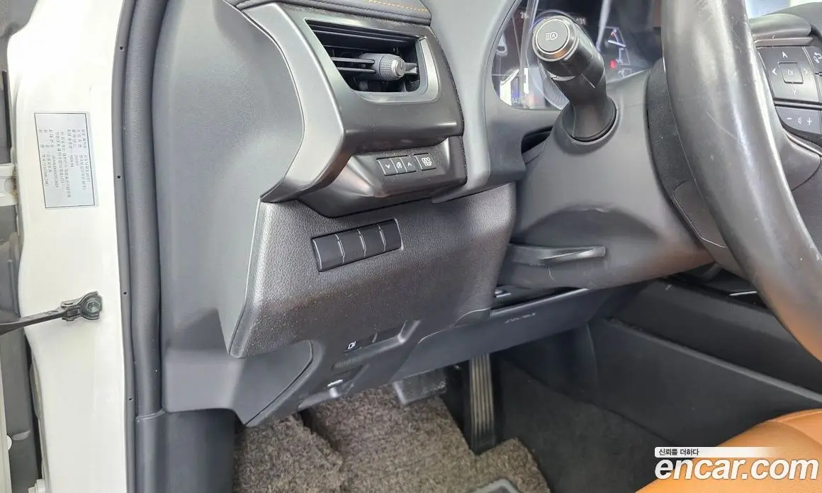Lexus UX 2019 2.0 автомат (гидро), фото 17 Lexus UX 2019 2.0 автомат (гидро), фото 17