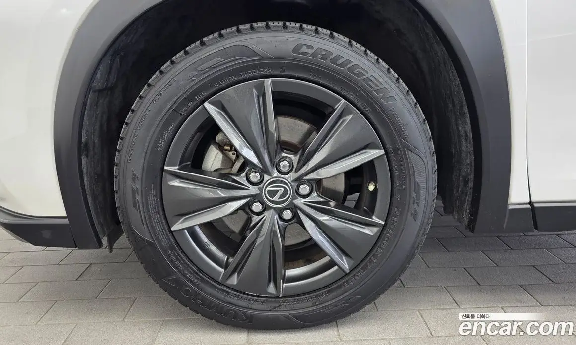 Lexus UX 2019 2.0 автомат (гидро), фото 5 Lexus UX 2019 2.0 автомат (гидро), фото 5
