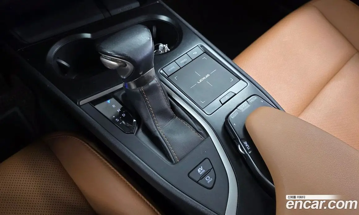 Lexus UX 2019 2.0 автомат (гидро), фото 9 Lexus UX 2019 2.0 автомат (гидро), фото 9