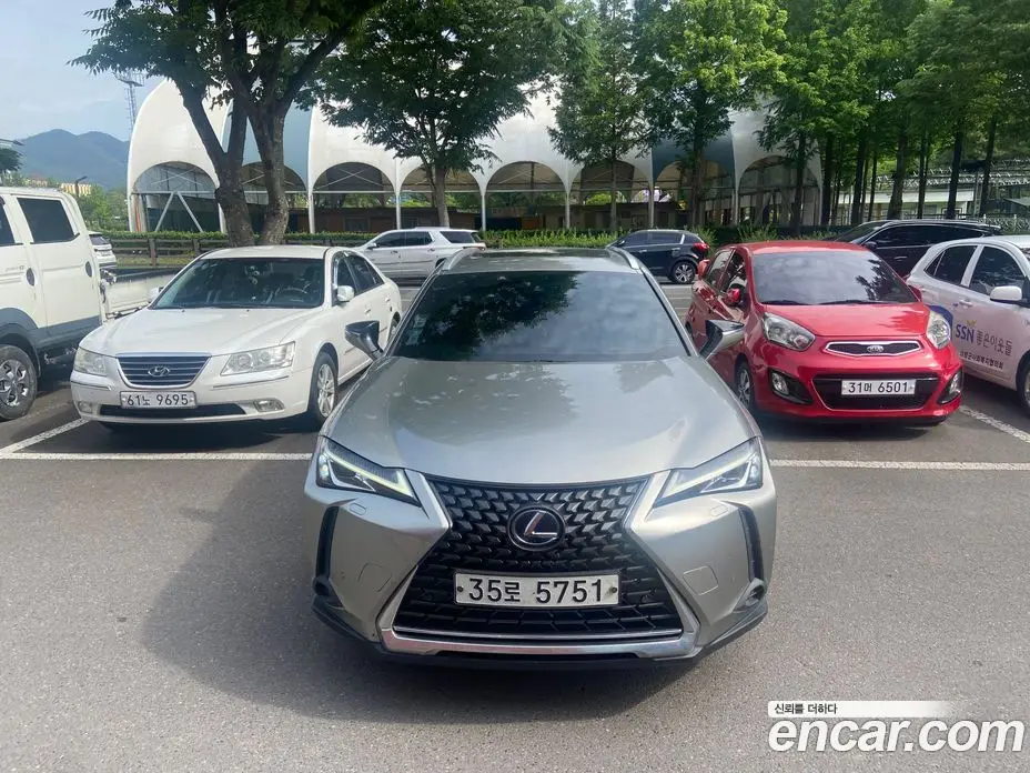 Lexus UX 2019 2.0 автомат (вариатор), фото 3 Lexus UX 2019 2.0 автомат (вариатор), фото 3