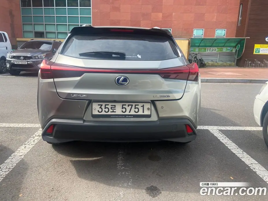Lexus UX 2019 2.0 автомат (вариатор), фото 4 Lexus UX 2019 2.0 автомат (вариатор), фото 4