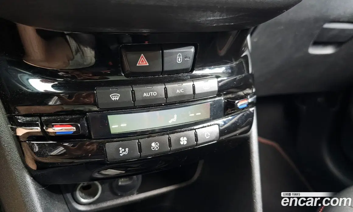 Peugeot 2008 2017 1.6 автомат (гидро), фото 15