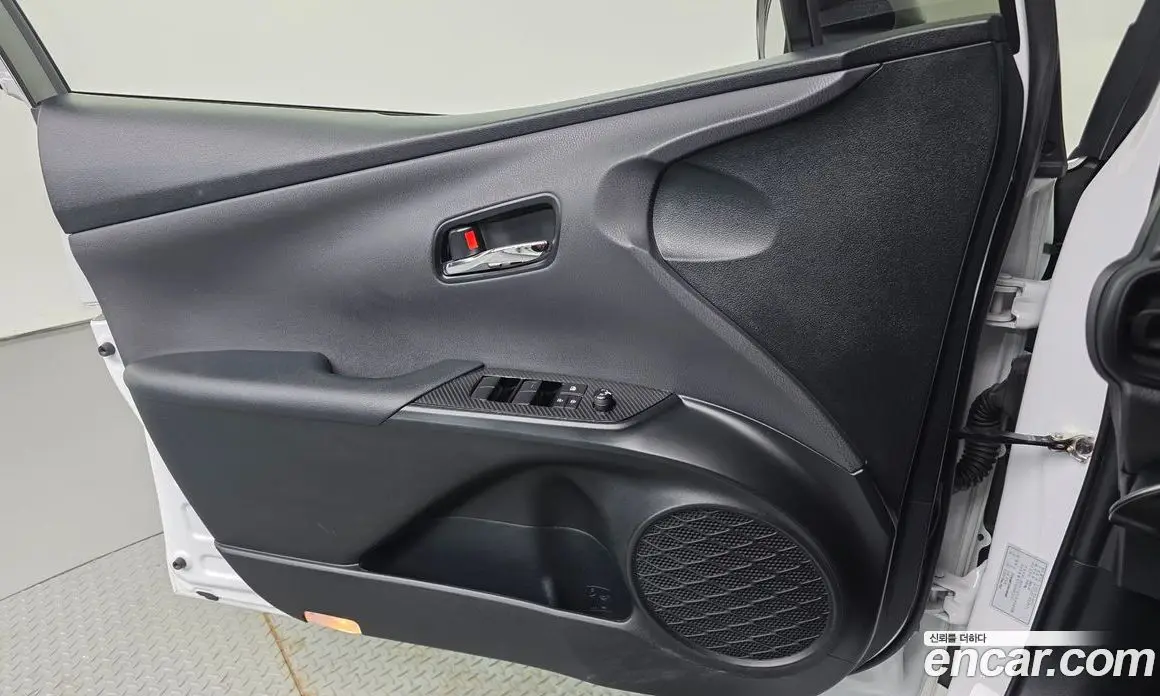 Toyota Prius 2021 1.8 автомат (гидро), фото 14