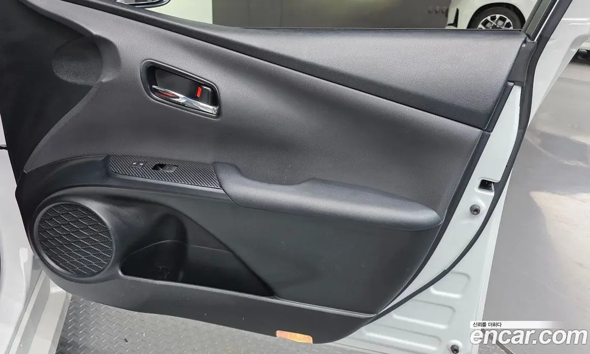 Toyota Prius 2021 1.8 автомат (гидро), фото 15