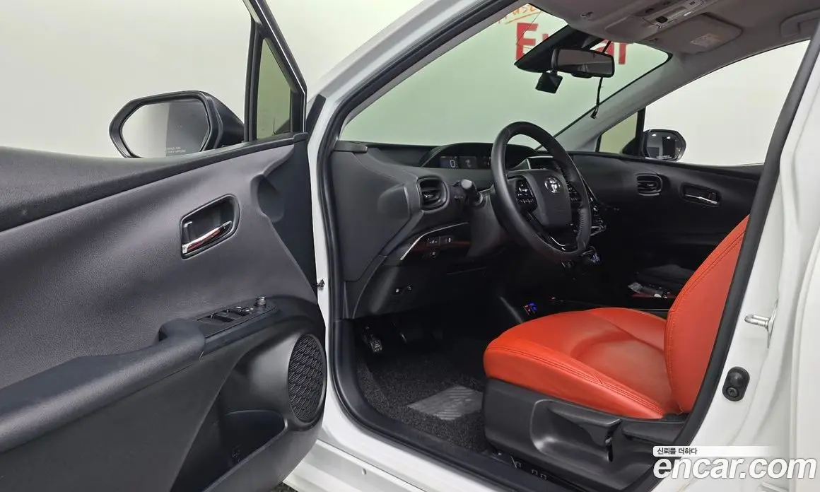 Toyota Prius 2021 1.8 автомат (гидро), фото 16