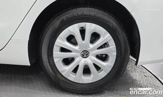 Toyota Prius 2021 1.8 автомат (гидро), миниатюра 7