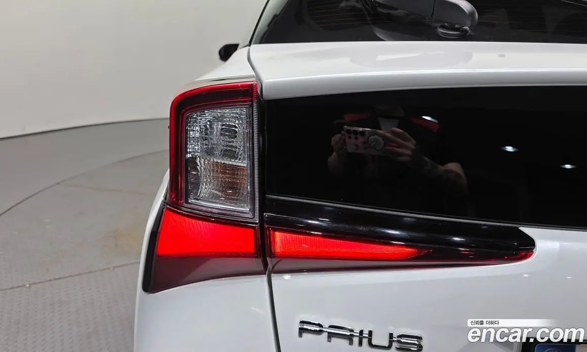 Toyota Prius 2021 1.8 автомат (гидро), фото 9