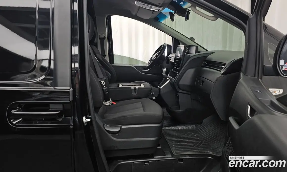 Hyundai Staria 2023 2.2 автомат (гидро), фото 11