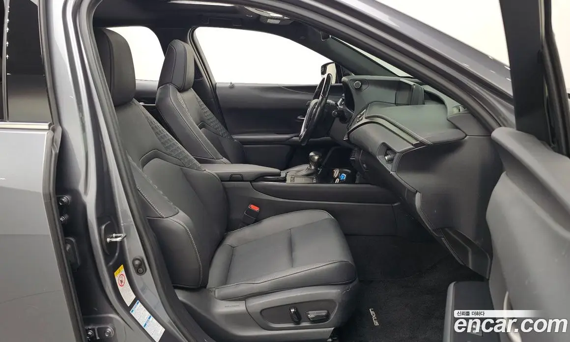 Lexus UX 2019 2.0 автомат (гидро), фото 16 Lexus UX 2019 2.0 автомат (гидро), фото 16