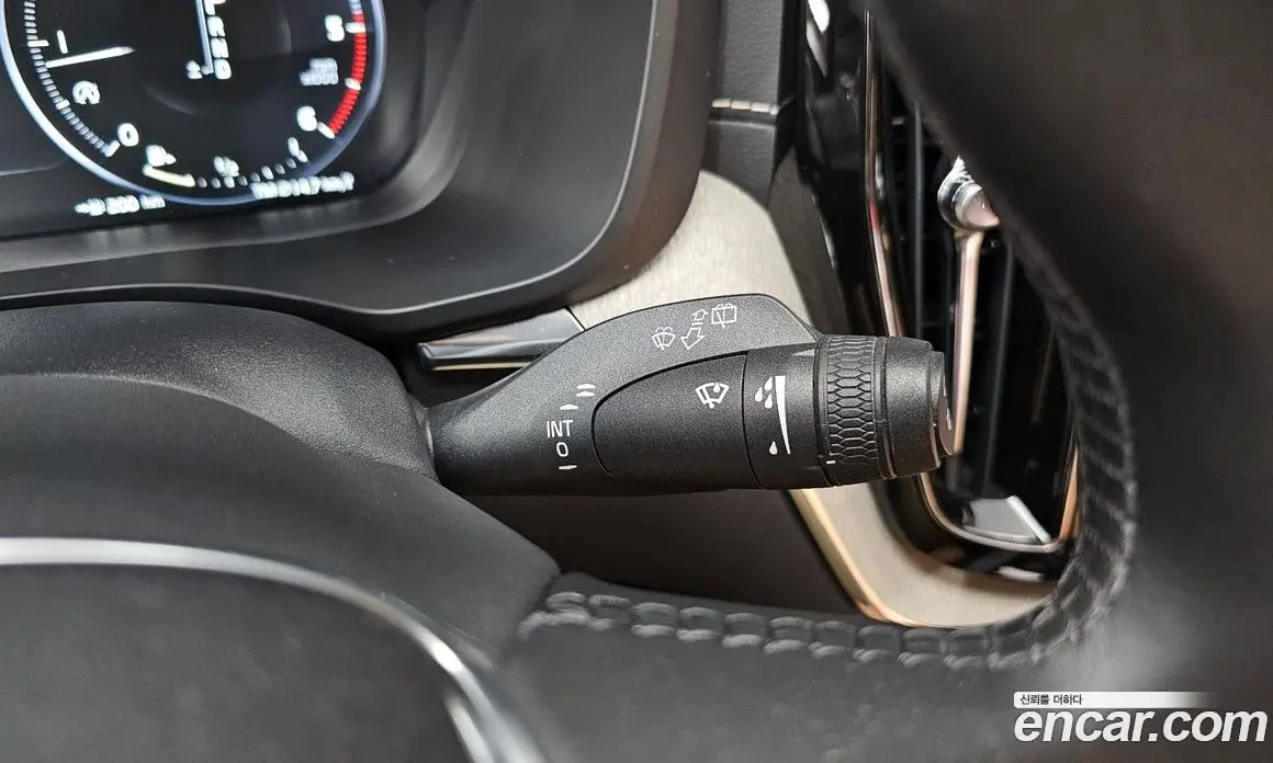 Volvo XC60 2019 2.0 автомат (гидро), фото 28