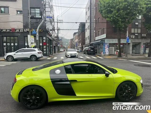Audi R8 2010 5.2 автомат (гидро), миниатюра 5