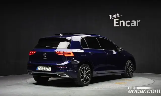 Volkswagen Golf 2023 2.0 автомат (гидро), миниатюра 2
