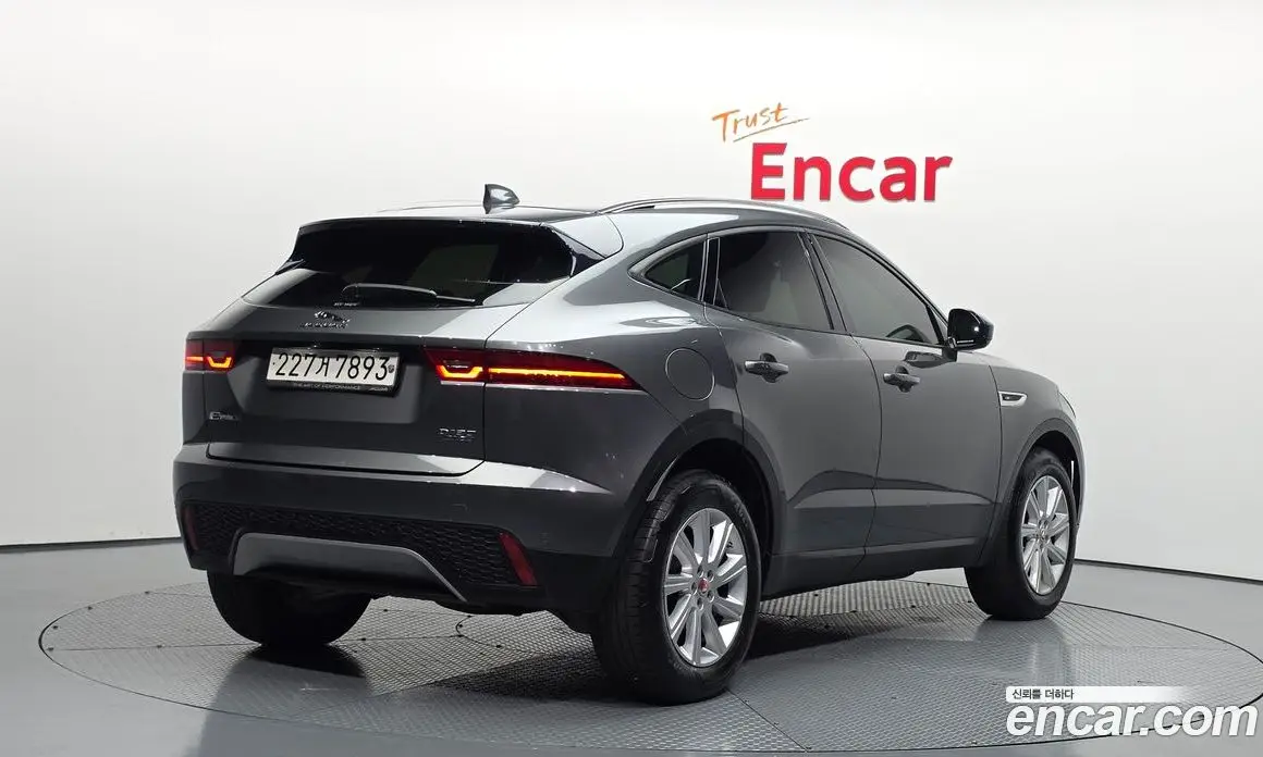 Jaguar E-Pace 2019 2.0 автомат (гидро), фото 2 Jaguar E-Pace 2019 2.0 автомат (гидро), фото 2