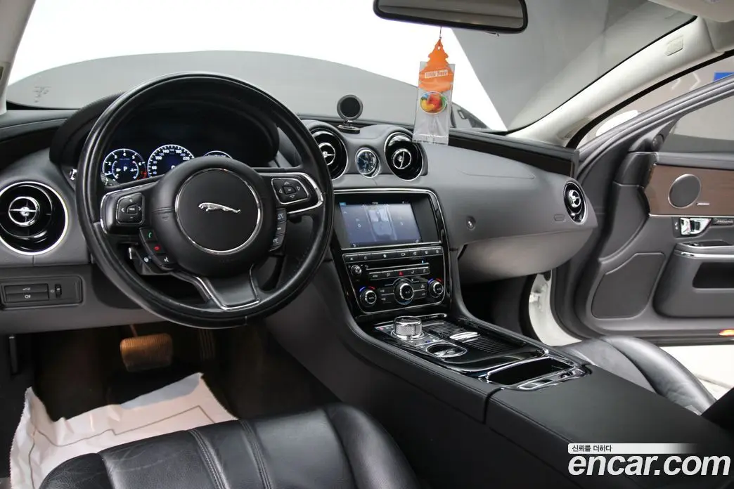 Jaguar XJ 2016 2.0 автомат (гидро), фото 13 Jaguar XJ 2016 2.0 автомат (гидро), фото 13