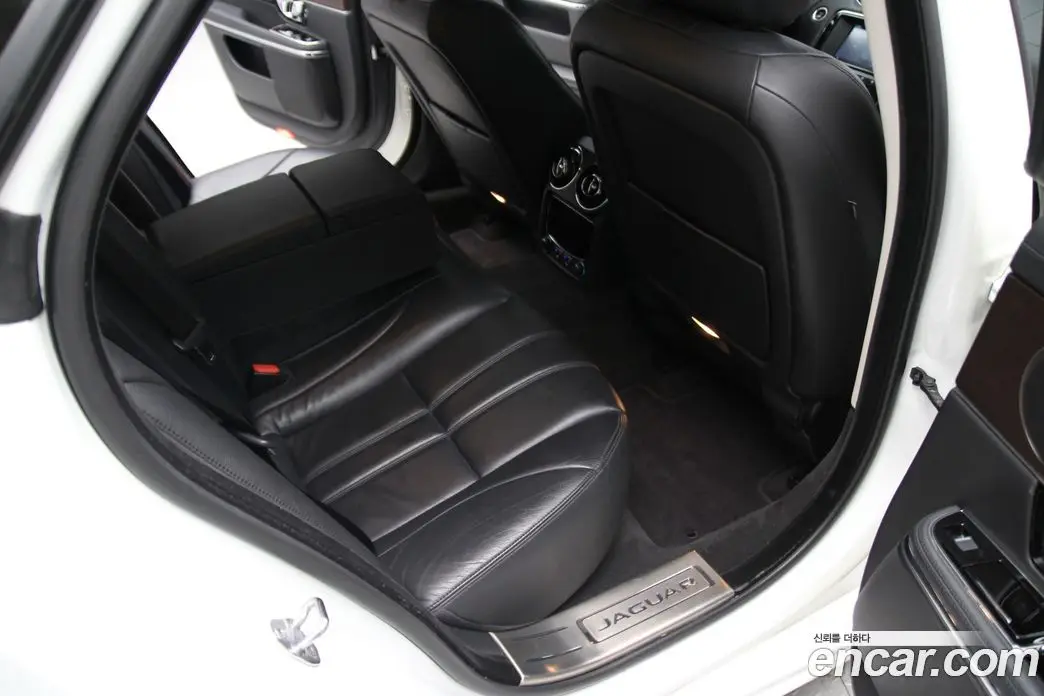 Jaguar XJ 2016 2.0 автомат (гидро), фото 16 Jaguar XJ 2016 2.0 автомат (гидро), фото 16