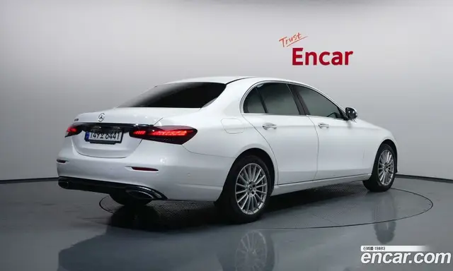 Mercedes-Benz E-Class 2022 2.0 автомат (гидро), миниатюра 2
