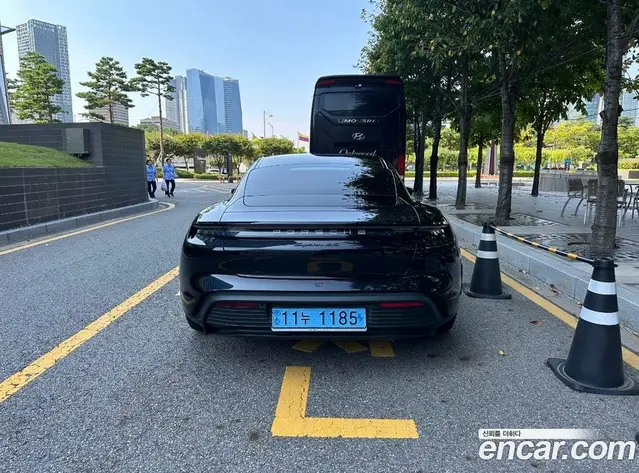 Porsche Taycan 2022 0.1 автомат (гидро), миниатюра 4