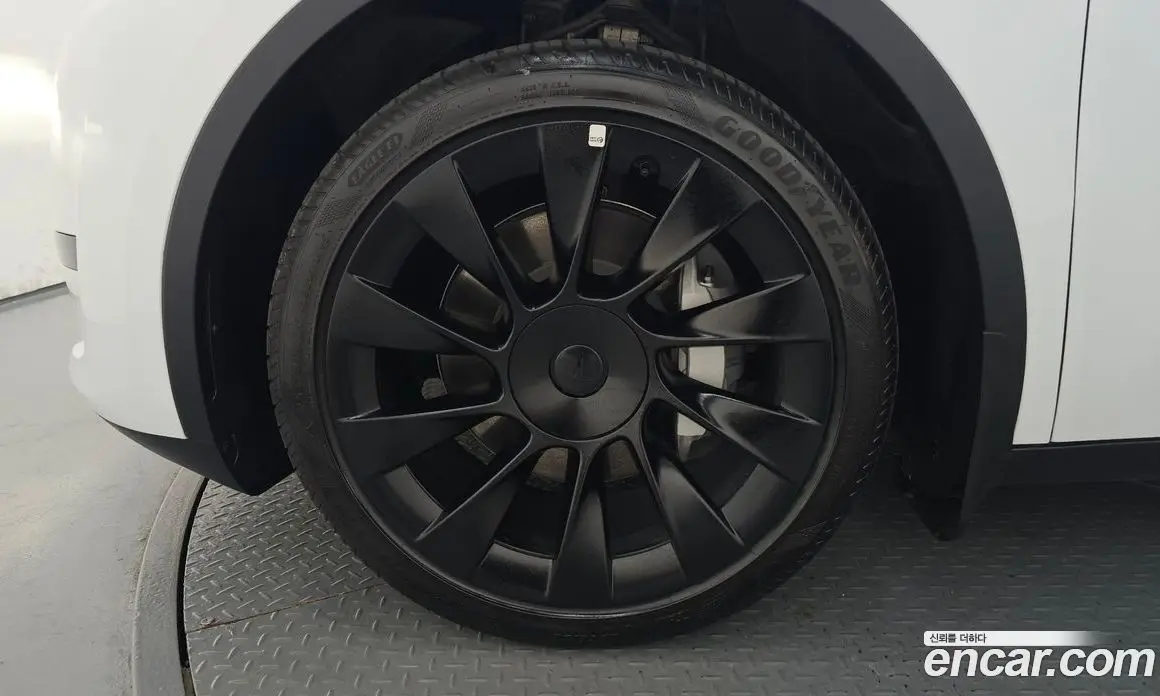 Tesla Model Y 2023 0.2 автомат (гидро), фото 5