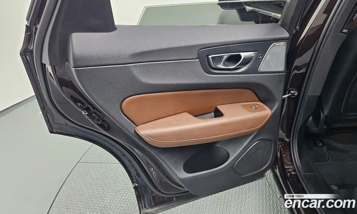 Volvo XC60 2019 2.0 автомат (гидро), фото 15