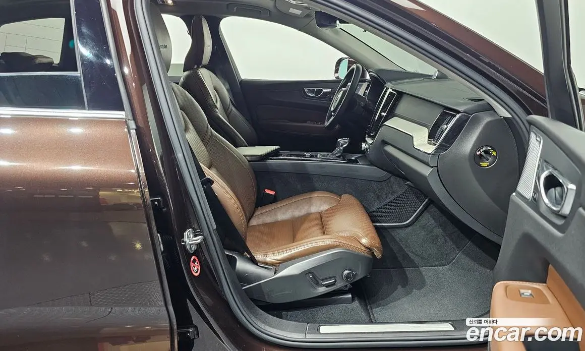 Volvo XC60 2019 2.0 автомат (гидро), фото 16
