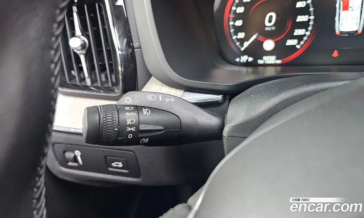 Volvo XC60 2019 2.0 автомат (гидро), фото 26