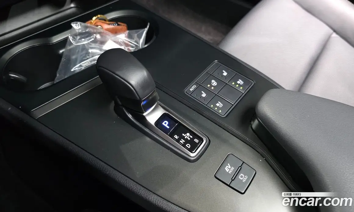 Lexus UX 2024 2.0 автомат (гидро), фото 12 Lexus UX 2024 2.0 автомат (гидро), фото 12
