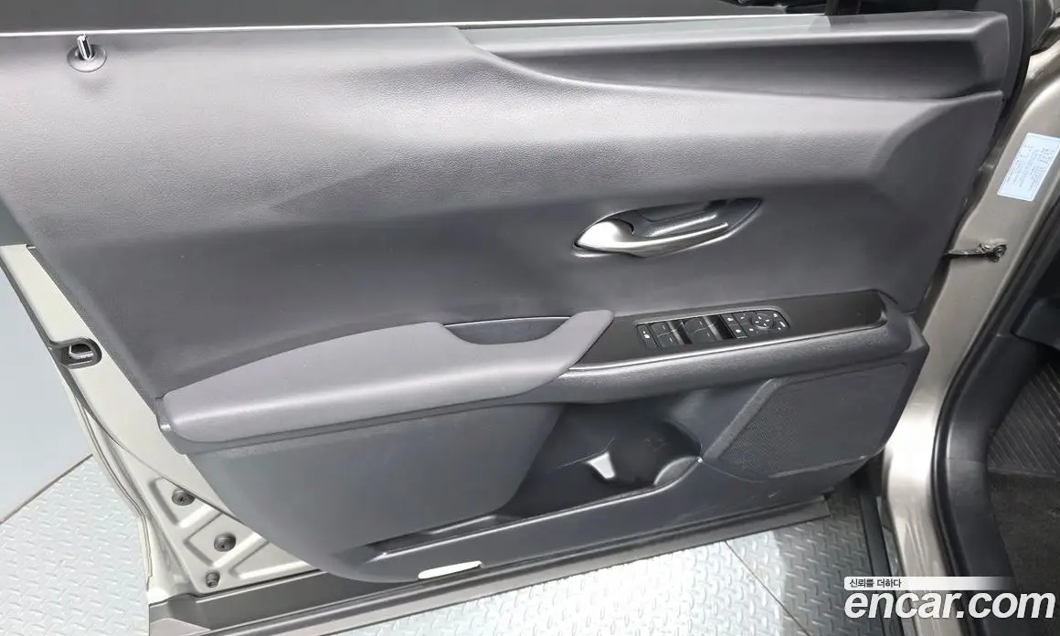 Lexus UX 2024 2.0 автомат (гидро), фото 14 Lexus UX 2024 2.0 автомат (гидро), фото 14