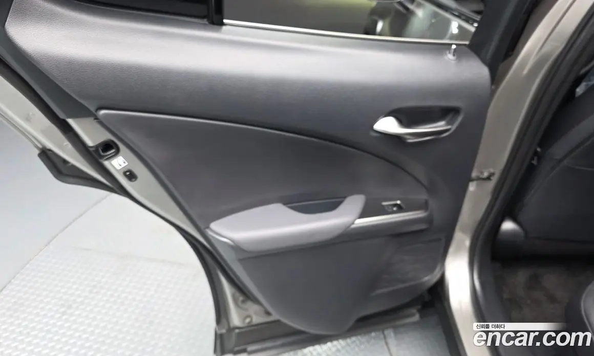 Lexus UX 2024 2.0 автомат (гидро), фото 15 Lexus UX 2024 2.0 автомат (гидро), фото 15