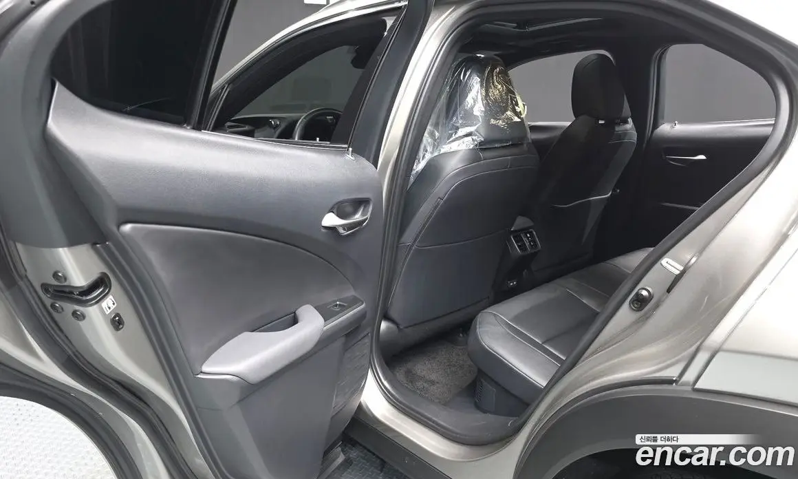 Lexus UX 2024 2.0 автомат (гидро), фото 16 Lexus UX 2024 2.0 автомат (гидро), фото 16