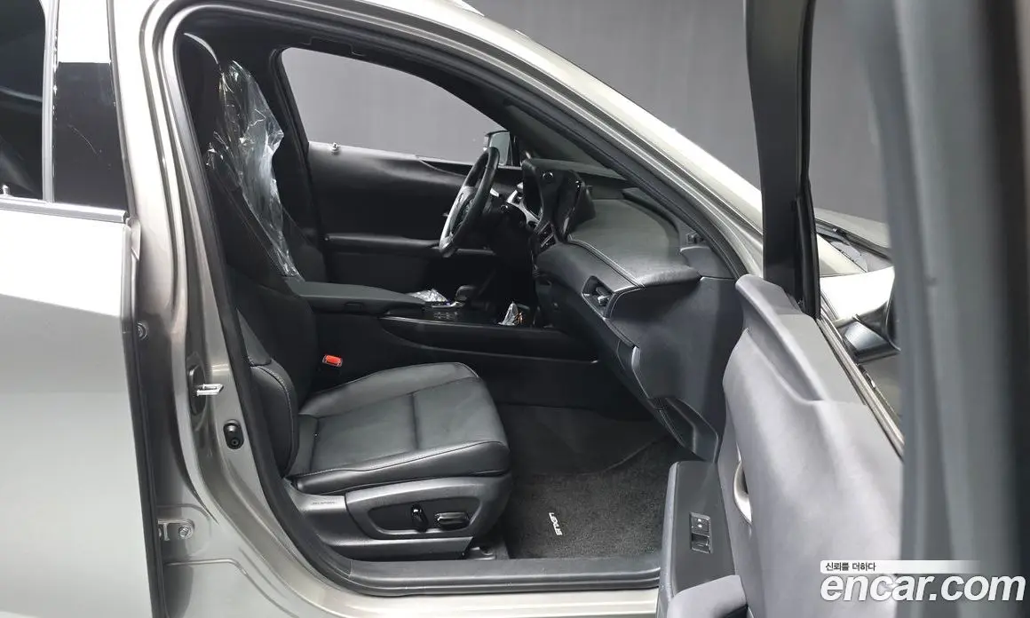Lexus UX 2024 2.0 автомат (гидро), фото 17 Lexus UX 2024 2.0 автомат (гидро), фото 17