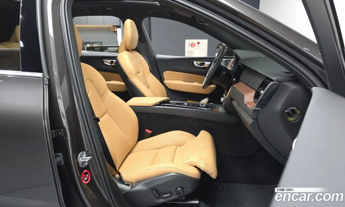 Volvo XC60 2023 2.0 автомат (гидро), фото 11