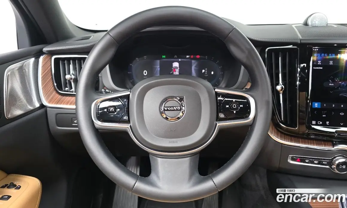 Volvo XC60 2023 2.0 автомат (гидро), фото 13