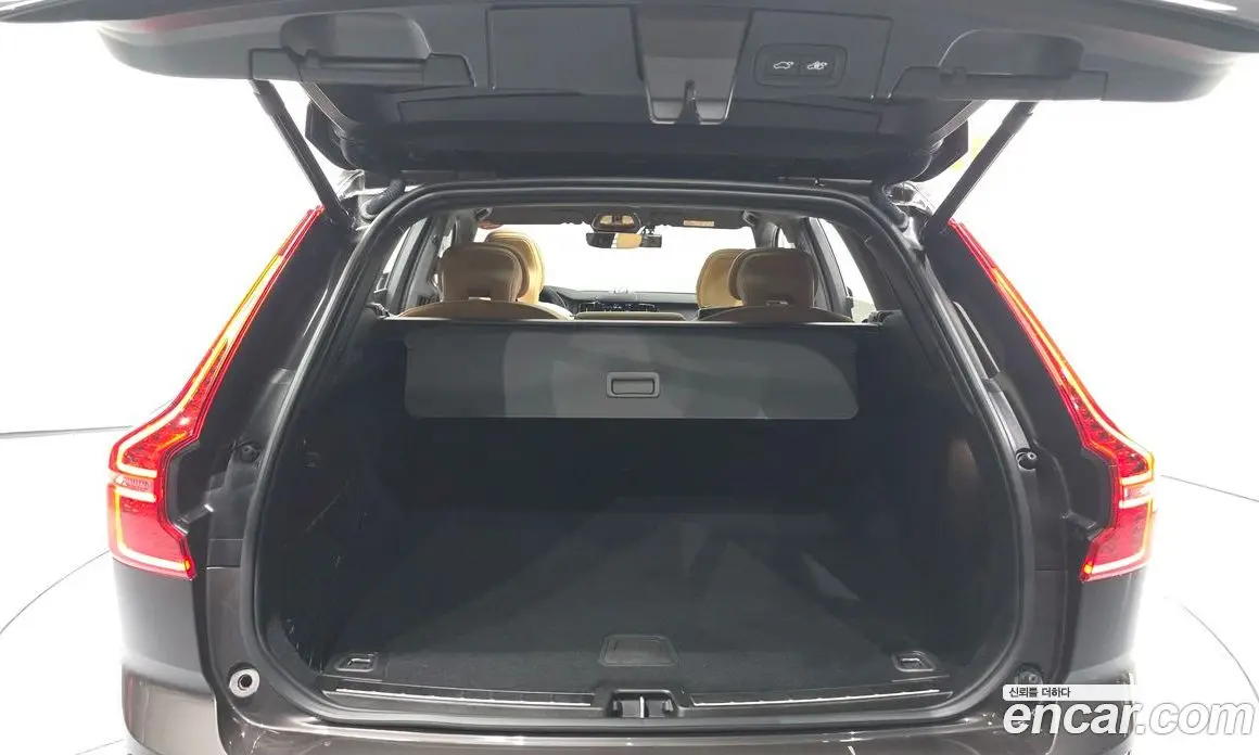 Volvo XC60 2023 2.0 автомат (гидро), фото 20