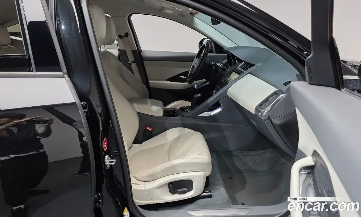 Jaguar E-Pace 2018 2.0 автомат (гидро), фото 16 Jaguar E-Pace 2018 2.0 автомат (гидро), фото 16
