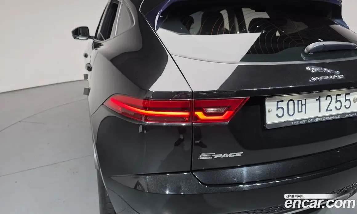 Jaguar E-Pace 2018 2.0 автомат (гидро), фото 8 Jaguar E-Pace 2018 2.0 автомат (гидро), фото 8
