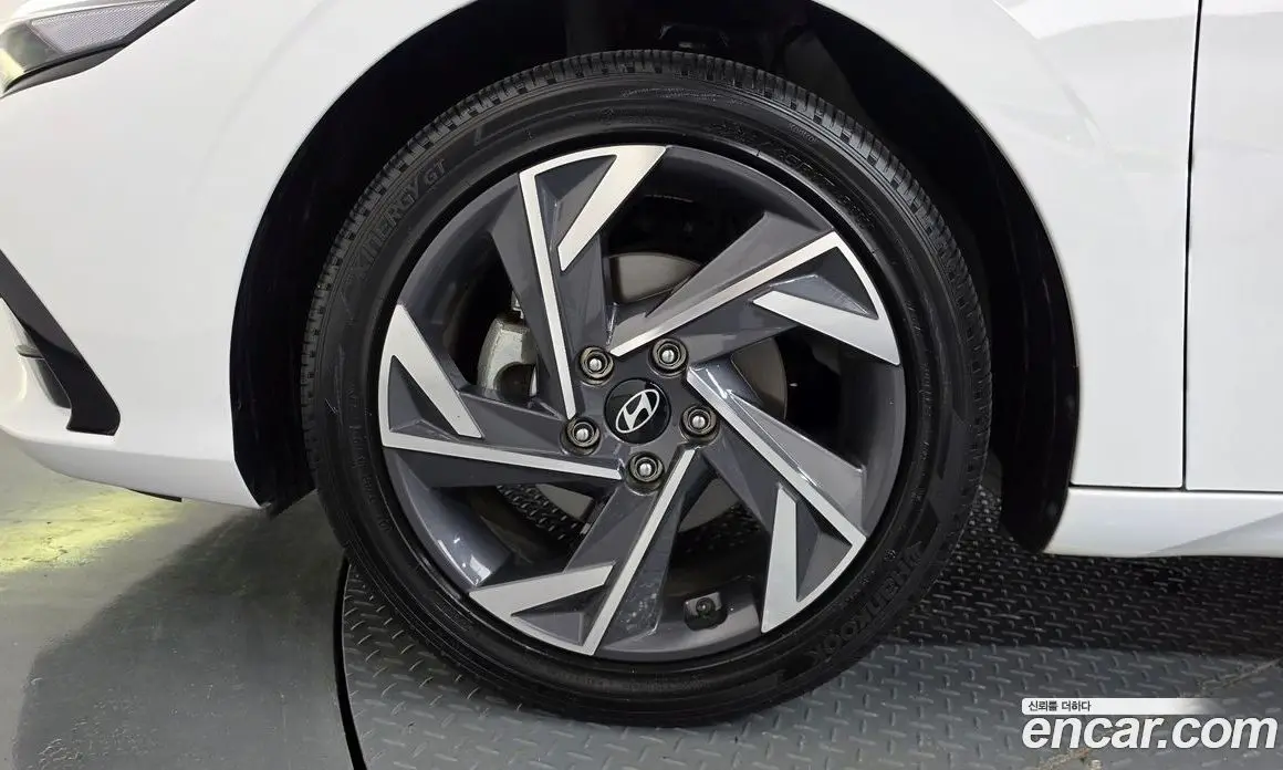 Hyundai Avante 2024 1.6 автомат (гидро), фото 4