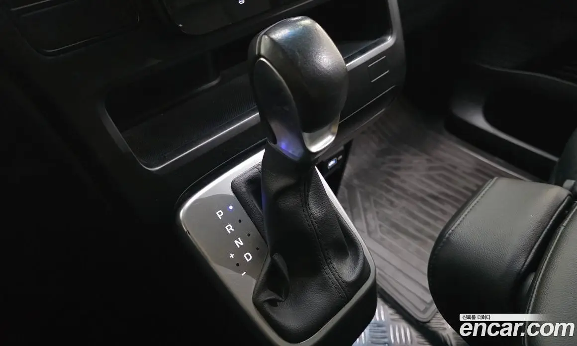 Hyundai Staria 2023 2.2 автомат (гидро), фото 9