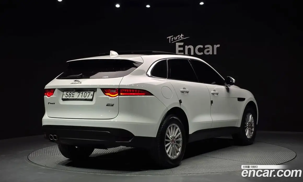 Jaguar F-Pace 2017 2.0 автомат (гидро), фото 2 Jaguar F-Pace 2017 2.0 автомат (гидро), фото 2