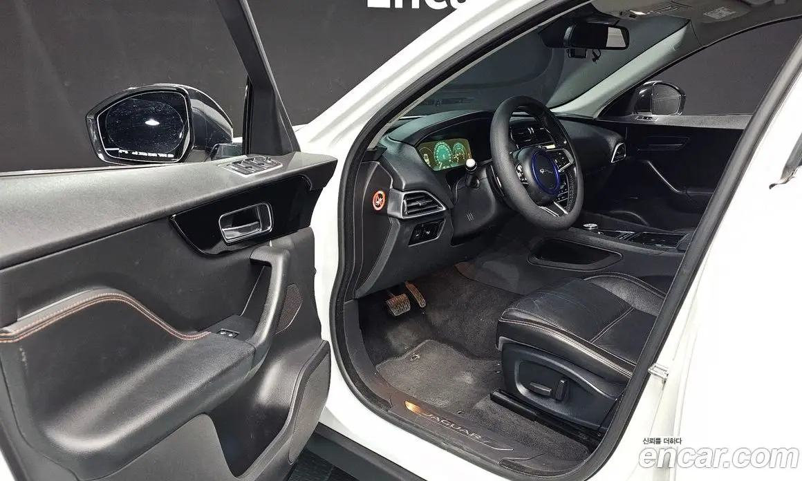 Jaguar F-Pace 2017 2.0 автомат (гидро), фото 13 Jaguar F-Pace 2017 2.0 автомат (гидро), фото 13