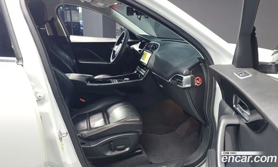 Jaguar F-Pace 2017 2.0 автомат (гидро), фото 16 Jaguar F-Pace 2017 2.0 автомат (гидро), фото 16