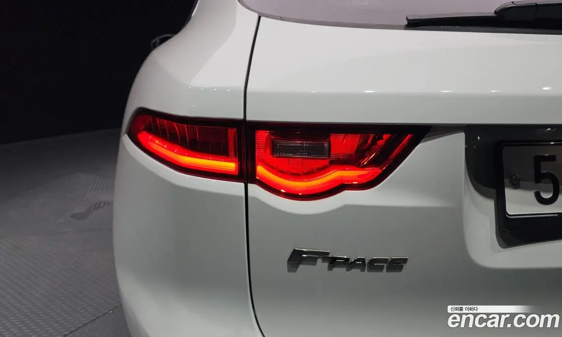 Jaguar F-Pace 2017 2.0 автомат (гидро), фото 9 Jaguar F-Pace 2017 2.0 автомат (гидро), фото 9