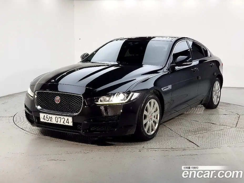 Jaguar XE 2016 2.0 автомат (гидро), фото 1 Jaguar XE 2016 2.0 автомат (гидро), фото 1