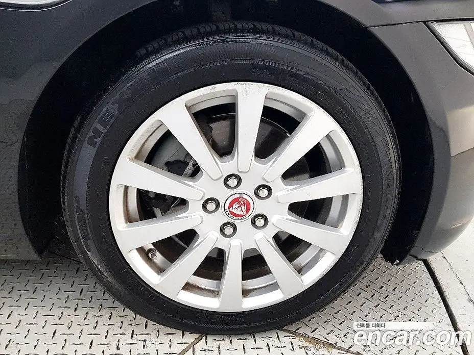 Jaguar XE 2016 2.0 автомат (гидро), фото 20 Jaguar XE 2016 2.0 автомат (гидро), фото 20