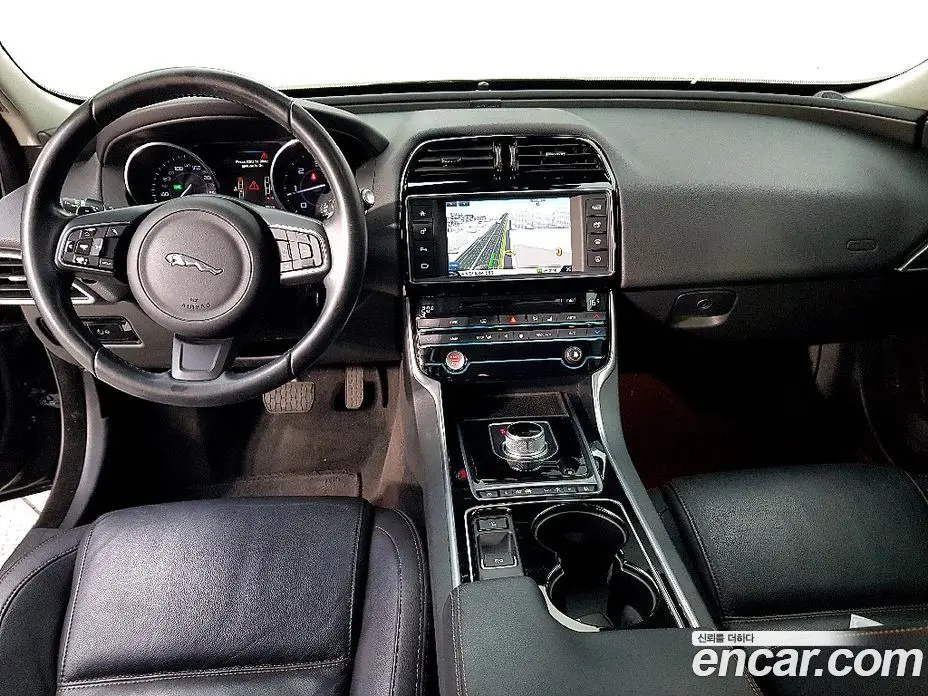 Jaguar XE 2016 2.0 автомат (гидро), фото 5 Jaguar XE 2016 2.0 автомат (гидро), фото 5